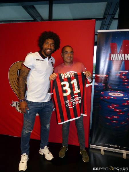 Dante joueur de l'OGC Nice dédicace son maillot à son bourreau joueur de poker