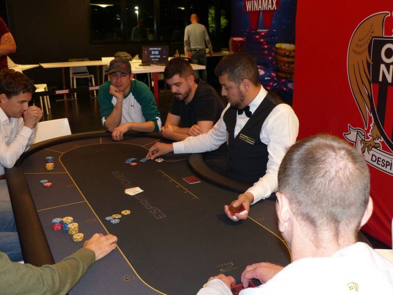 Concentration pendant la finale d'un tournoi de poker à Nice