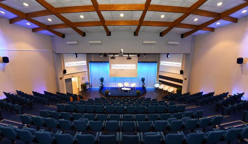 Vue plongeante de l'auditorium de l'espace de l'ouest lyonnais à Lyon 5e
