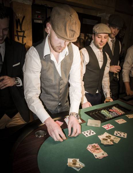 Gangsters de Birmingham jouant au poker dans une soirée Peaky Blinders
