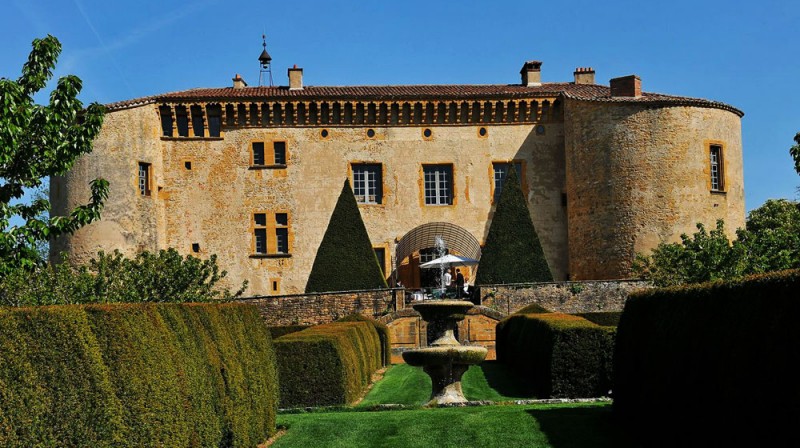 Château de Bagnols dans le Beaujolais pour la réception haut de gamme de vos animations casino