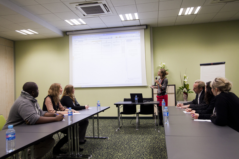 la salle de séminaire en configuration pour une réunion avant une animation casino