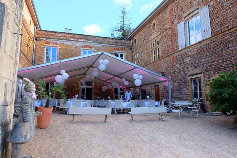 Des espaces extérieurs pour accueillir vos événements avec animations sur le thème du vin près de Lyon