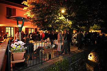 la terrasse panoramique et ses couleurs chatoyantes en soirée à grenoble pour vos animations casino