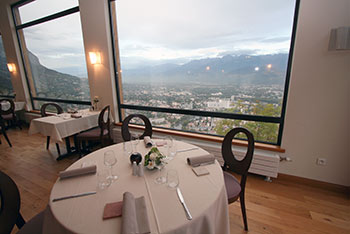la vue panoramique sur grenoble depuis l'auberge du pere gras