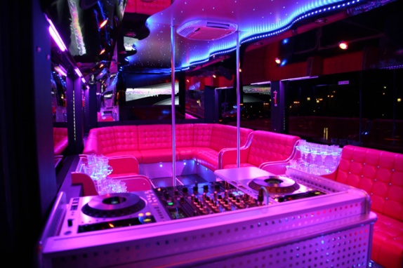 Embarquez à bord d'un Party Bus pour une visite de Paris originale