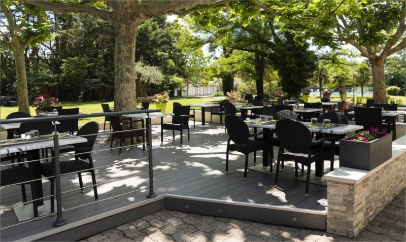 la terrasse ombragée des oliviers, un spot idéal pour votre cocktail dinatoire en saison ponctué d'une animation casino dans la Drôme