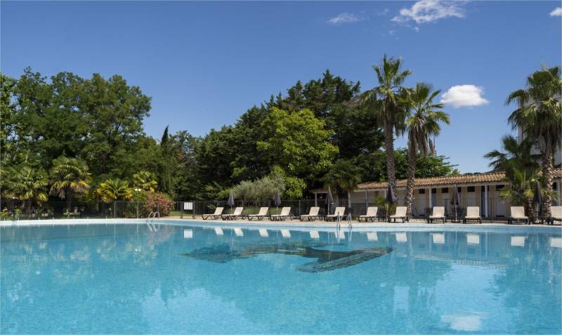 la splendide piscine de l'hotel les oliviers à loriol sur drome pour votre réception d'entreprise