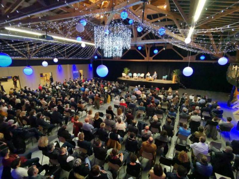 Salle principal avec scène du domaine de Valsoyo pour réception entreprise à Valence